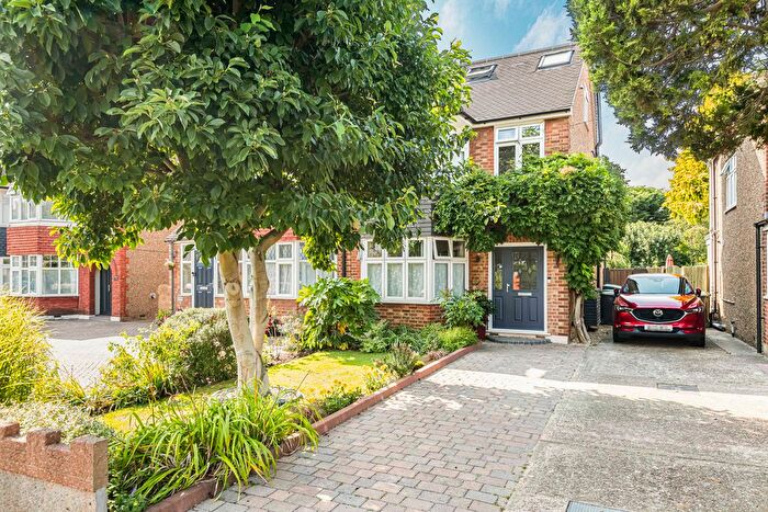 4 Bedroom Semi-detached House For Sale In Willow Road, Enfield, EN1