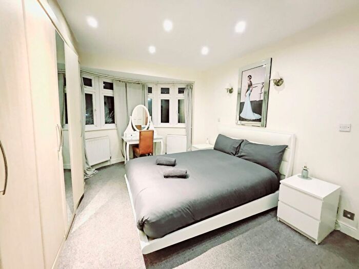 5 Bedroom Semi-Detached House For Sale In Meadow Drive, London, NW4