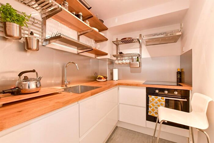 1 Bedroom Flat For Sale In Fort Crescent, Margate, Kent, CT9