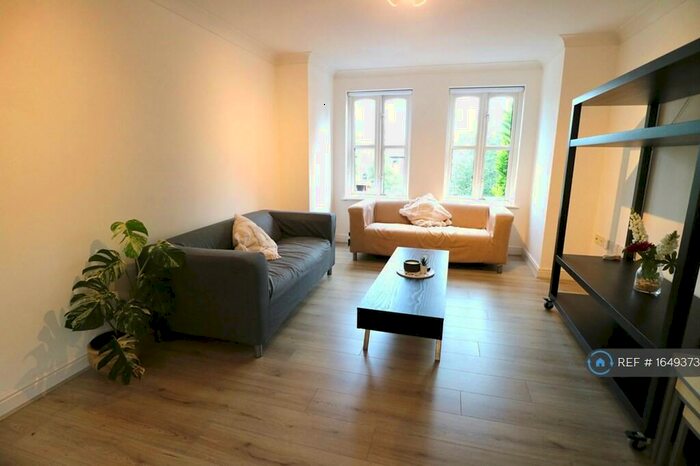 2 Bedroom Flat To Rent In Hadfield Close, Manchester, M14