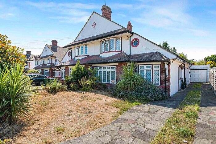 3 Bedroom Semi Detached House For Sale In Braundton Avenue, Sidcup, DA15