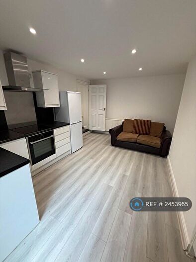 2 Bedroom Flat To Rent In Grove Lane, Leeds, LS6