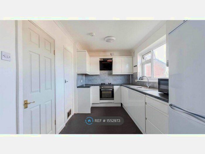2 Bedroom Flat To Rent In Rookwood Close, Cardiff, CF5