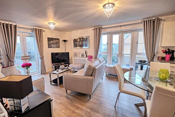 2 Bedroom Apartment For Sale In Kingsmead Court - Hertford, SG13
