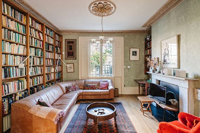 3 Bedroom Terraced House To Rent In Lloyd Square, London, WC1X
