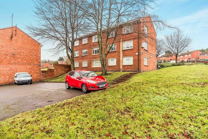 3 Bedroom Flat To Rent In Central Drive, Dudley, West Midlands, DY3