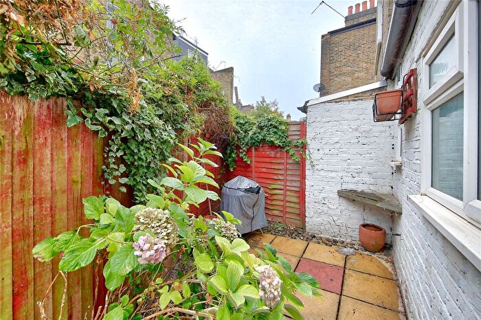 1 Bedroom Flat To Rent In Jedburgh Street, SW11