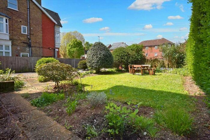 2 Bedroom Flat To Rent In Sutton Court, Fauconberg Road, London, W4