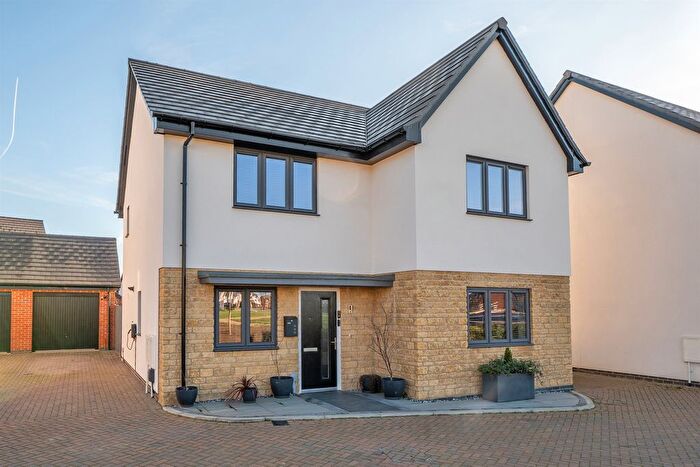 4 Bedroom Detached House For Sale In Wheatfield Drive, Curbridge, Witney, OX29