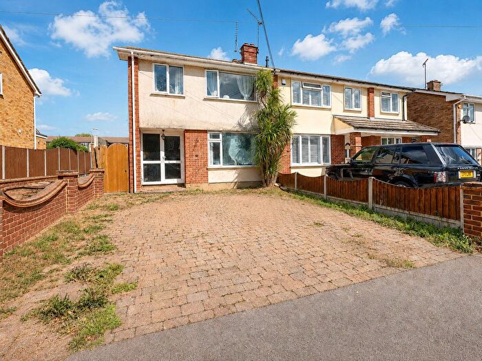 3 Bedroom Semi-Detached House For Sale In Leslie Road, Essex, SS6