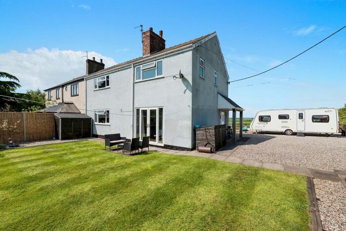 3 Bedroom Semi-Detached House For Sale In Station Road, Cotham, Newark, NG23