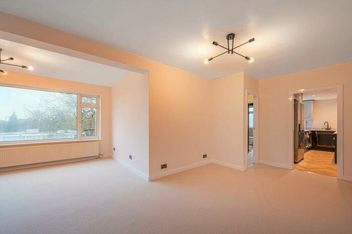 2 Bedroom Flat To Rent In Greville Lodge, Woodside Park, London, N12