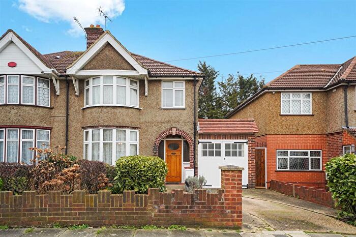 4 Bedroom Semi-detached House To Rent In Somerset Waye, Heston, TW5