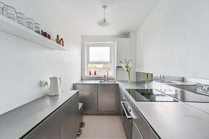 2 Bedroom Flat For Sale In Clock House Road, Beckenham, BR3