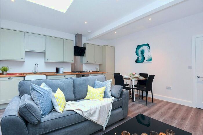 2 Bedroom Flat To Rent In Blackstock Road, Highbury, London, N4