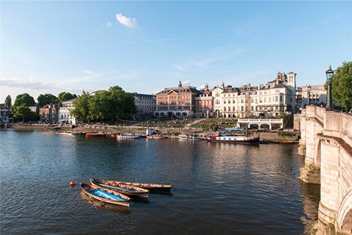 2 Bedroom Flat For Sale In Walton Road, West Molesey, KT8
