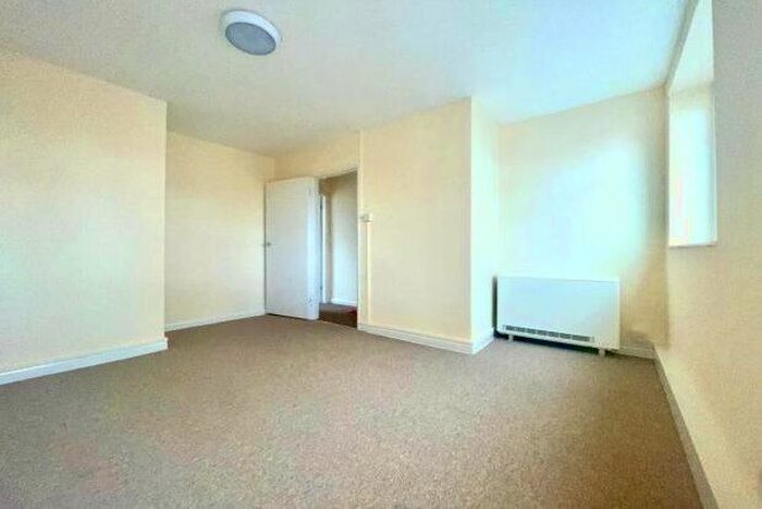 3 Bedroom Flat To Rent In Bethnal Green Road, London E2