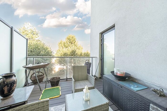 3 Bedroom Flat For Sale In Rotherhithe New Road, London, SE16