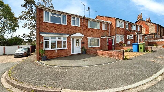 3 Bedroom End Of Terrace House For Sale In Alfonso Close, Aldershot, Hampshire, GU12