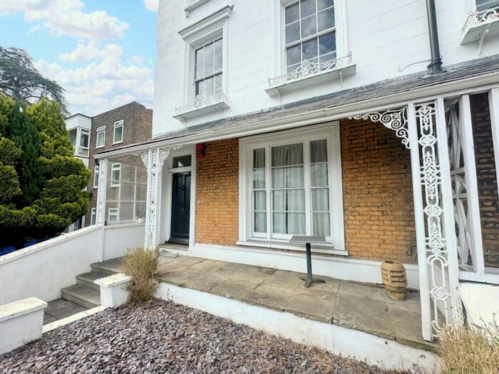 1 Bedroom Flat To Rent In East Street, Farnham, GU9