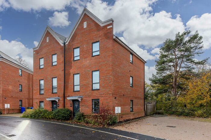 4 Bedroom House To Rent In Darbyshire Road, Aldershot Hampshire, GU11