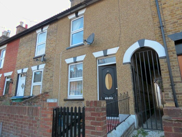 2 Bedroom Property To Rent In Sutton Road, Watford, Hertfordshire, WD17