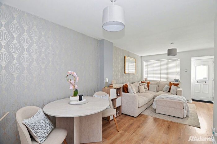 2 Bedroom Terraced House For Sale In Paddock Rise, Beechwood, WA7