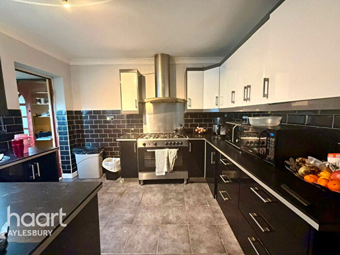 3 Bedroom End Of Terrace House For Sale In Weedon Road, Aylesbury, HP19