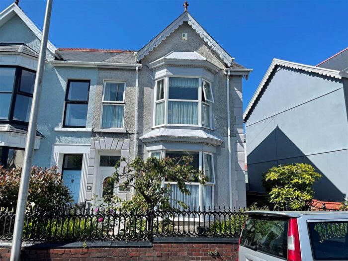 3 Bedroom Semi-Detached House For Sale In Glenalla Road, Llanelli, SA15