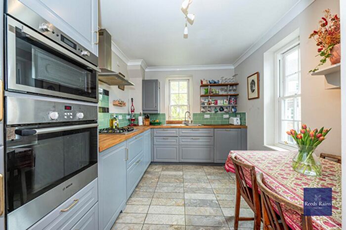 3 Bedroom Apartment For Sale In Walnut Tree Walk, London, SE11