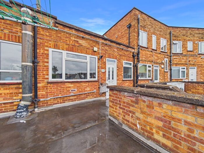 1 Bedroom Flat For Sale In Willow Parade, Moor Lane, Upminster, Greater London, RM14