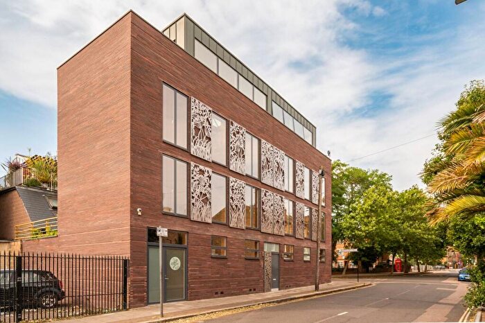 2 Bedroom Flat To Rent In Browning Street, Elephant And Castle, London, SE17