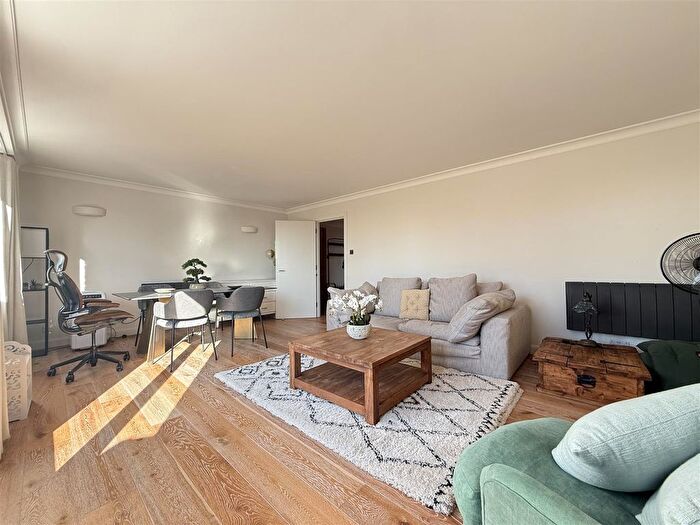 2 Bedroom Flat To Rent In Marlborough Hill, London, NW8