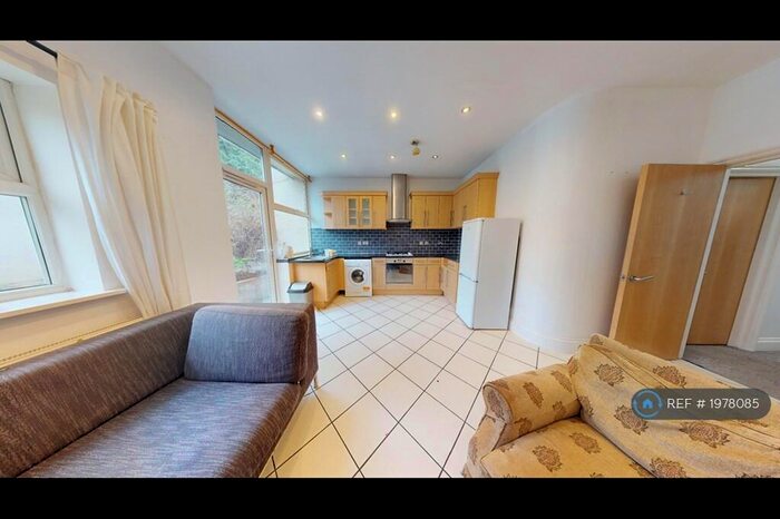 3 Bedroom Flat To Rent In Holloway, London, N7