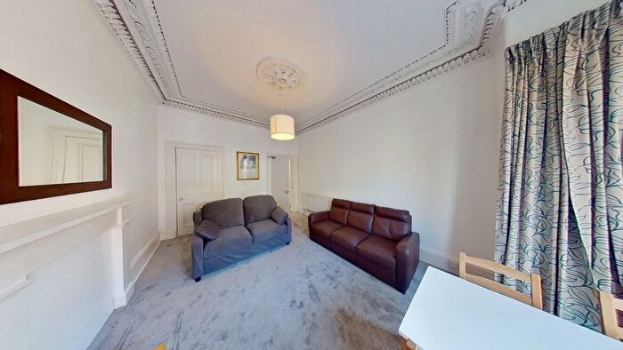 3 Bedroom Flat To Rent In St Peters Place, Edinburgh, EH3