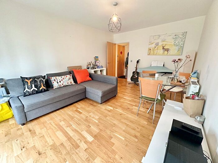 3 Bedroom Flat To Rent In Green Lanes Walk, London, N4