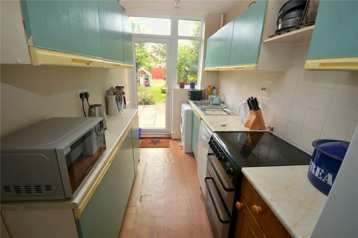 3 Bedroom Terraced House For Sale In Runfold Avenue, Luton, Bedfordshire, LU3