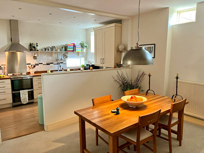 3 Bedroom Flat For Sale In High Street, Marshfield, SN14