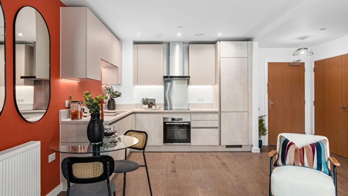 2 Bedroom Flat For Sale In Longwater Avenue, Reading, RG2