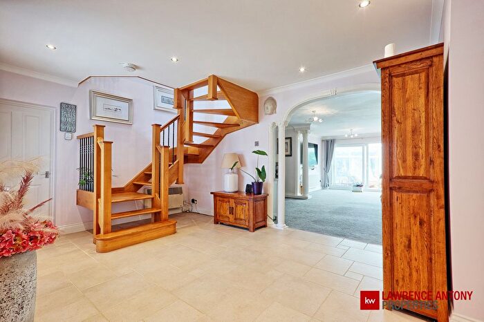 5 Bedroom Detached House For Sale In Rawreth Lane, Rayleigh, SS6