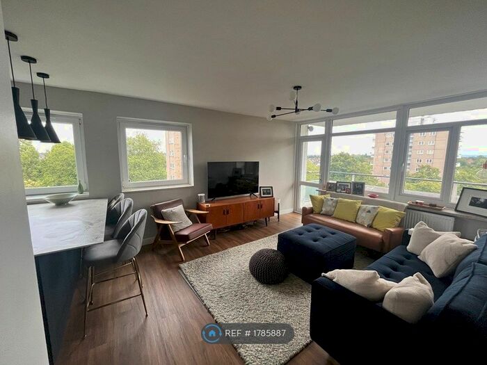 2 Bedroom Flat To Rent In Woodhall House, London, SW18