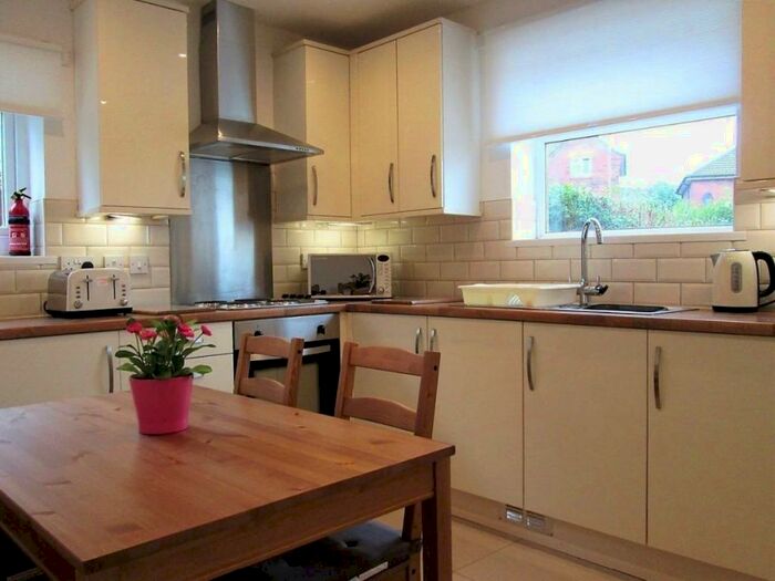 4 Bedroom Semi-Detached House To Rent In Wyther Park Hill, Leeds, LS12