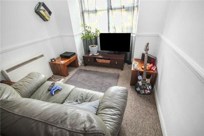 1 Bedroom Flat To Rent In Park View, Upper Halliford Road, Shepperton, Surrey, TW17