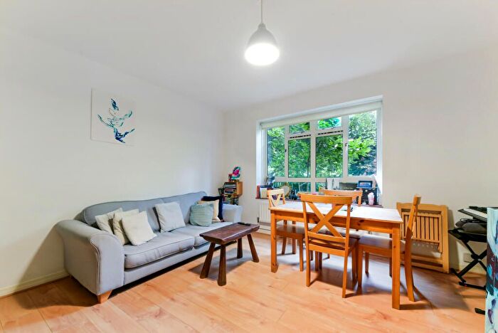 2 Bedroom Flat To Rent In Garden Avenue, Mitcham, CR4