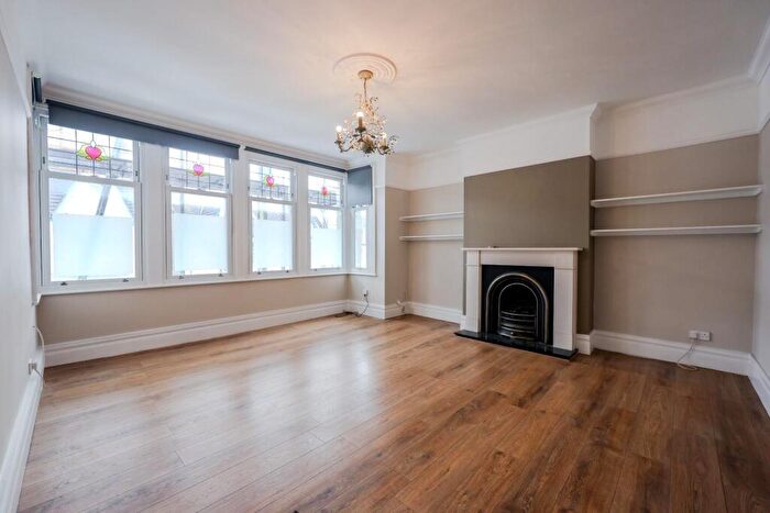 1 Bedroom Flat For Sale In Leigh Hall Road, Leigh-On-Sea, SS9