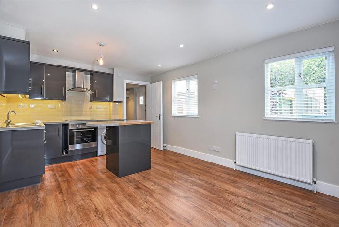 2 Bedroom Flat To Rent In High Street, Tenterden, Kent, TN30
