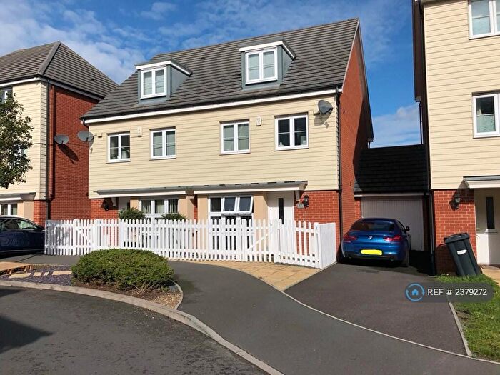 4 Bedroom Semi-Detached House To Rent In Kenbury Drive, Slough, SL1