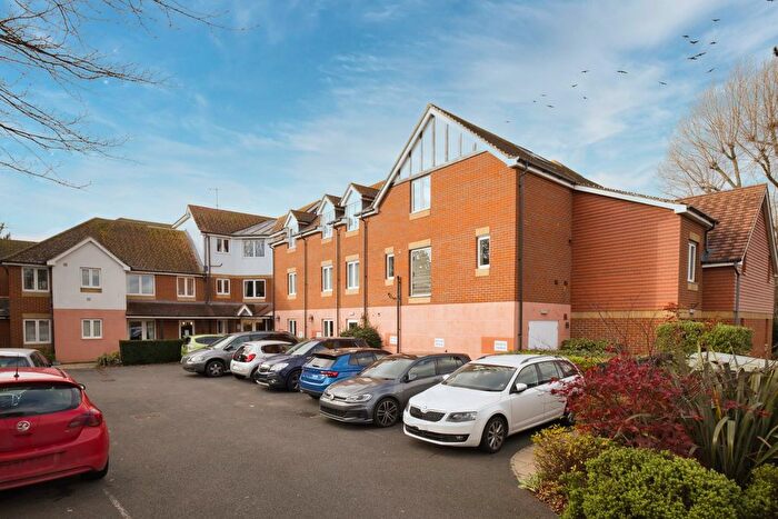 1 Bedroom Flat For Sale In Wealdhurst Park, Broadstairs, Kent, CT10
