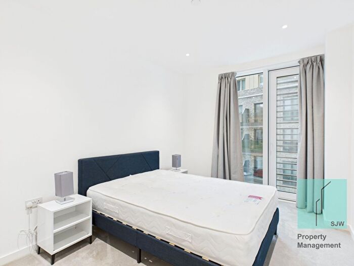 2 Bedroom Flat To Rent In Cendal Crescent, Bouchon Point, E1