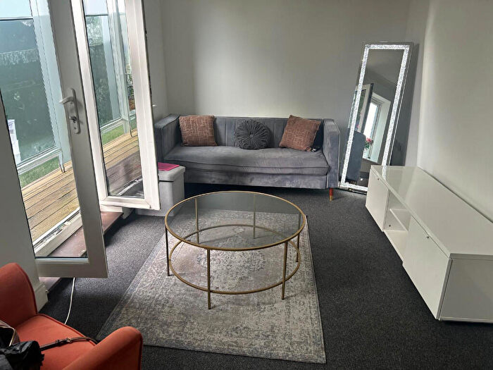 3 Bedroom Flat For Sale In London Road, Romford, London, RM7